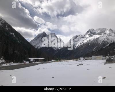 Eine schöne Aufnahme von einigen teilweise schneebedeckten Bergen. Stockfoto