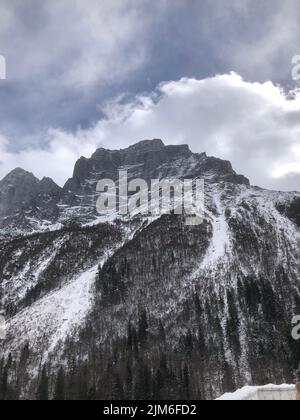 Eine vertikale Aufnahme von einigen teilweise schneebedeckten Bergen. Stockfoto