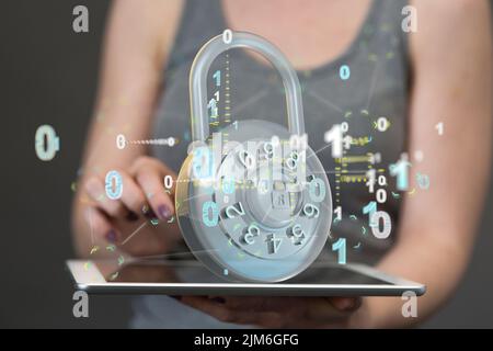 Nahaufnahme eines Mannes, der ein graues Sicherheitsschloss zeigt Stockfoto