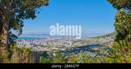 Luftpanoramafoto von Camps Bay. Panoramafoto von Kapstadt, Westkap, Südafrika. Stockfoto