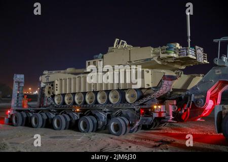 Soldaten des Combined Arms Bataillon 1., 163. Cavalry Regiment, führen eine Emergency Deployment Readiness Übung (EDRE) auf der Ali Al Salem Air Base, Kuwait, durch. Stockfoto