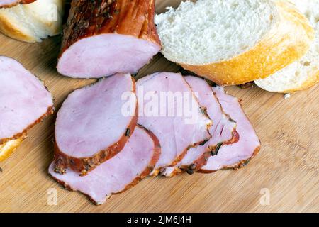 In Scheiben geschnittenes gekochtes Schweinefiletfleisch, Nahaufnahme Stockfoto