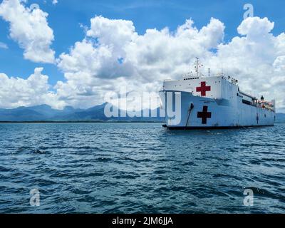 PUERTO PRINCESA, Philippinen (27. Juli 2022) – das Militärschiff USNS Mercy (T-AH 19) ankert vor Puerto Princesa, Philippinen, zur Unterstützung der Pacific Partnership 2022. Die Pacific Partnership ist die größte internationale Mission zur humanitären Hilfe und Katastrophenhilfe, die seit 17. Jahren im Indo-Pazifik-Raum durchgeführt wird. (USA Navy Foto von Mass Communication Specialist 2. Class Drace Wilson) Stockfoto