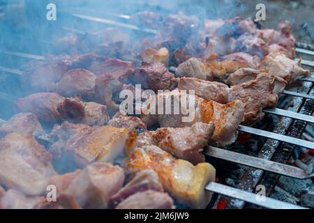 Georgische mtsvadi, Schaschlik Vorbereitung. Rauchen Shashlik auf dem Grill. BBQ Stockfoto