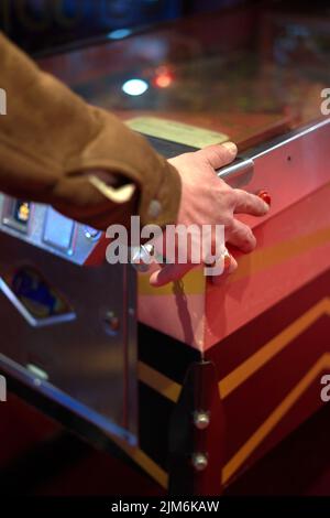 Ein Mann spielt Flipper im Casino in Montreux, Schweiz Stockfoto