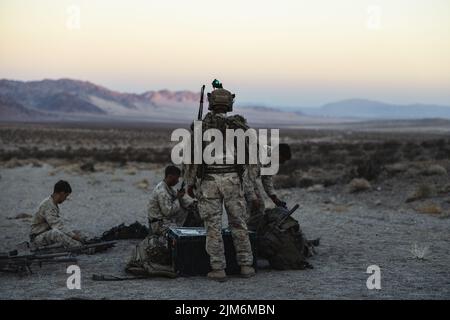 U.S. Marine Scout Scharfschützen mit Weapons Company, 3. Bataillon, 4. Marine Regiment, beenden die Vorbereitung auf den nicht-lebenden Feuerabschnitt des Bodentreconnaissance-Kurses im Marine Corps Air Ground Combat Center, Twentynine Palms, Kalifornien, 16. Mai 2022. Während des Kurses wurden Marines damit beauftragt, die Positionen und Bewegungen der Live-Rollenspieler unbemerkt zu patrouillieren und zu beobachten. (USA Marine Corps Foto von Lance CPL. Andrew R. Bray) Stockfoto