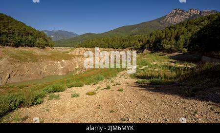 La Baells Stausee am Standort Molí del Cavaller mit wenig Wasser aufgrund der Dürre im Sommer 2022 (Berguedà, Barcelona, Katalonien, Spanien) Stockfoto