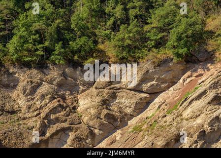 La Baells Stausee am Standort Molí del Cavaller mit wenig Wasser aufgrund der Dürre im Sommer 2022 (Berguedà, Barcelona, Katalonien, Spanien) Stockfoto