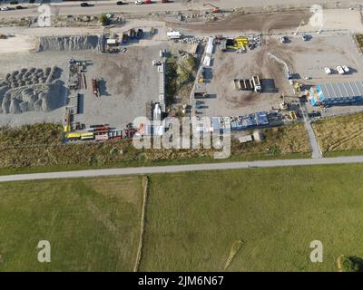 Eine Luftaufnahme einer Baustelle mit Sand und Metallteilen Stockfoto