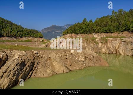 La Baells Stausee am Standort Molí del Cavaller mit wenig Wasser aufgrund der Dürre im Sommer 2022 (Berguedà, Barcelona, Katalonien, Spanien) Stockfoto