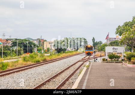 Ein Zug fährt in einen Bahnhof und wartet in Thailand auf Fahrgäste Stockfoto