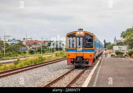 Ein Zug fährt in einen Bahnhof und wartet in Thailand auf Fahrgäste Stockfoto