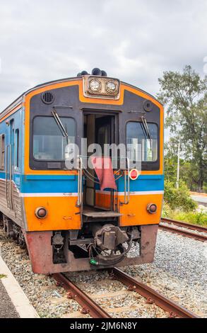 Ein Zug fährt in einen Bahnhof und wartet in Thailand auf Fahrgäste Stockfoto