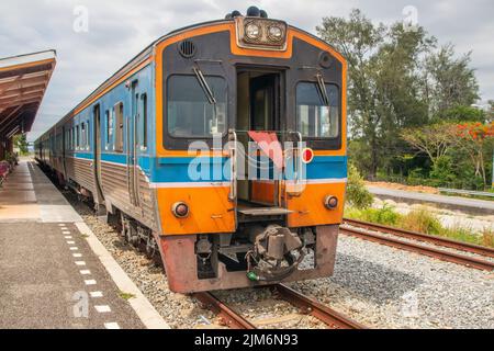 Ein Zug fährt in einen Bahnhof und wartet in Thailand auf Fahrgäste Stockfoto