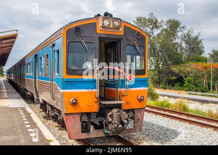 Ein Zug fährt in einen Bahnhof und wartet in Thailand auf Fahrgäste Stockfoto