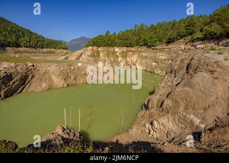 La Baells Stausee am Standort Molí del Cavaller mit wenig Wasser aufgrund der Dürre im Sommer 2022 (Berguedà, Barcelona, Katalonien, Spanien) Stockfoto