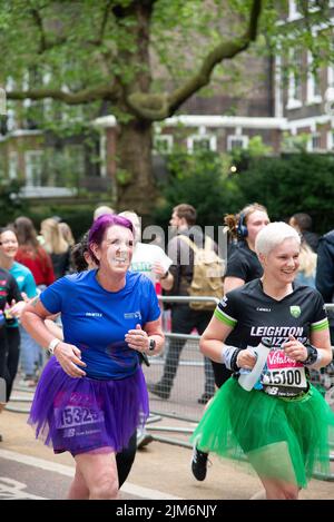 Eine vertikale Aufnahme von Läuferinnen im Tutus während der Vitality London 10000. Lauf für wohltätige Zwecke in London, Großbritannien Stockfoto