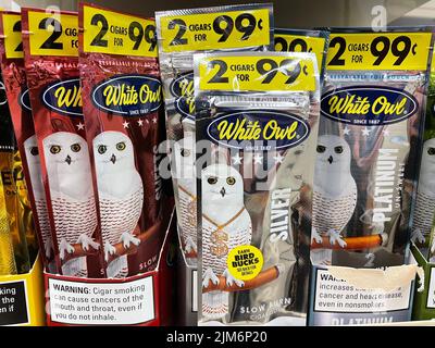 Grovetown, GA USA - 05 03 22: Aromatisierte Zigarren blunzen in einem Einzelhandelsgeschäft White Owl Stockfoto