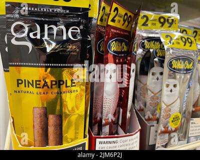 Grovetown, GA USA - 05 03 22: Aromatisierte Zigarren blunts in einem Einzelhandelsgeschäft Game Variety Stockfoto