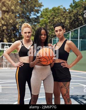 Champions of the Court. Porträt einer Gruppe sportlicher junger Frauen, die auf einem Sportplatz zusammenstehen. Stockfoto