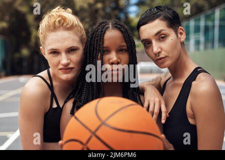 Sich auf das Spiel konzentrieren. Porträt einer Gruppe sportlicher junger Frauen, die auf einem Sportplatz zusammenstehen. Stockfoto