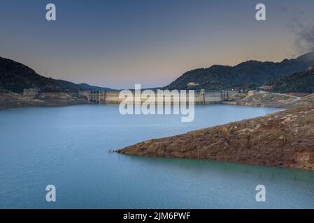 Sonnenaufgang am Baells Stausee während der Sommertrockenheit von 2022 (Berguedà, Barcelona, Katalonien, Spanien) ESP: Amanecer en el embalse de la Baells Stockfoto