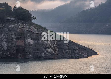 Sonnenaufgang am Baells Stausee während der Sommertrockenheit von 2022 (Berguedà, Barcelona, Katalonien, Spanien) ESP: Amanecer en el embalse de la Baells Stockfoto