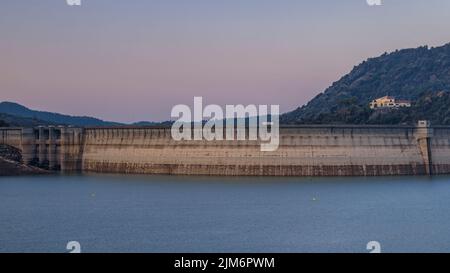 Sonnenaufgang am Baells Stausee während der Sommertrockenheit von 2022 (Berguedà, Barcelona, Katalonien, Spanien) ESP: Amanecer en el embalse de la Baells Stockfoto