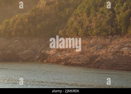 Sonnenaufgang am Baells Stausee während der Sommertrockenheit von 2022 (Berguedà, Barcelona, Katalonien, Spanien) ESP: Amanecer en el embalse de la Baells Stockfoto