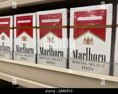 Augusta, GA USA - 04 29 22: Einzelhandelsgeschäft Zigaretten Seitenansicht Marlboro rot Stockfoto