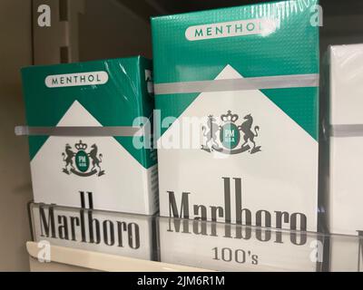 Augusta, GA USA - 04 29 22: Einzelhandelsgeschäft Zigaretten Marlboro Menthol Sorte Stockfoto