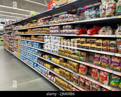 Grovetown, GA USA - 04 29 22: Walmart Lebensmittelgeschäft Brotgang voll Stockfoto