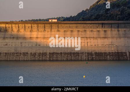 Sonnenaufgang am Baells Stausee während der Sommertrockenheit von 2022 (Berguedà, Barcelona, Katalonien, Spanien) ESP: Amanecer en el embalse de la Baells Stockfoto