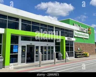 Grovetown, GA USA - 04 29 22: Walmart Lebensmittelgeschäft Eingang Seitenansicht Stockfoto