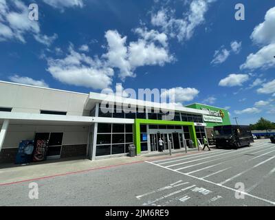 Grovetown, GA USA - 04 29 22: Walmart Lebensmittelgeschäft vor dem Eingang Stockfoto