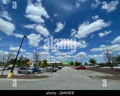 Grovetown, GA USA - 04 29 22: Walmart Lebensmittelgeschäft Parkplatz Stockfoto