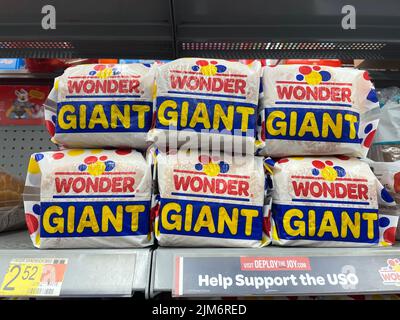 Grovetown, GA USA - 04 29 22: Walmart Lebensmittelgeschäft Wonder Giant Bread Stockfoto