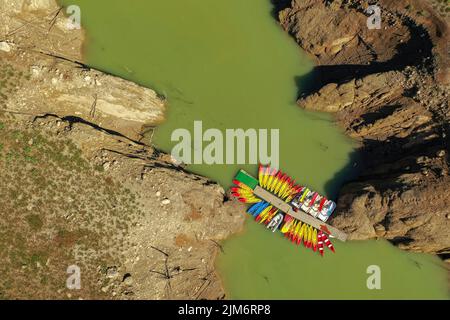 Luftaufnahme des Stausees La Baells im Gebiet Molí del Cavaller während der Sommertrockenheit 2022 (Berguedà, Barcelona, Katalonien, Spanien) Stockfoto