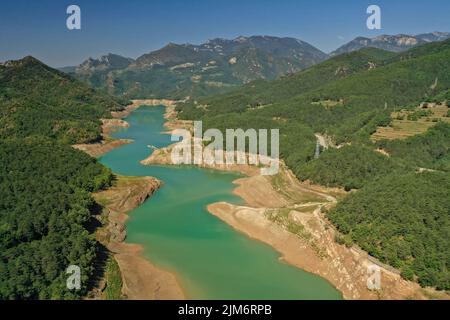 Luftaufnahme des Stausees La Baells im Gebiet Molí del Cavaller während der Sommertrockenheit 2022 (Berguedà, Barcelona, Katalonien, Spanien) Stockfoto