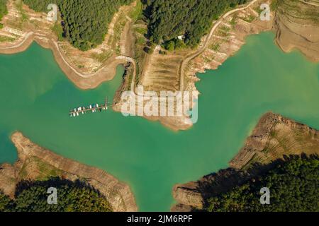 Luftaufnahme des Stausees La Baells im Gebiet Molí del Cavaller während der Sommertrockenheit 2022 (Berguedà, Barcelona, Katalonien, Spanien) Stockfoto