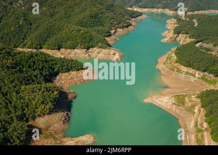 Luftaufnahme des Stausees La Baells im Gebiet Molí del Cavaller während der Sommertrockenheit 2022 (Berguedà, Barcelona, Katalonien, Spanien) Stockfoto