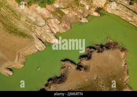 Luftaufnahme des Stausees La Baells im Gebiet Molí del Cavaller während der Sommertrockenheit 2022 (Berguedà, Barcelona, Katalonien, Spanien) Stockfoto