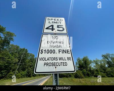 Augusta, GA USA - 04 02 22: Straßenverkehrszeichen Geschwindigkeitsbegrenzung 45 kein Müllabfuhr Vorderansicht Stockfoto