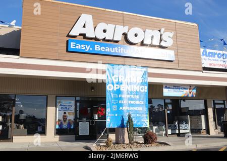Augusta, GA USA - 12 04 21: Aarons mietet Einzelhandelsgeschäft in einem Einkaufszentrum Stockfoto