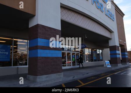 Augusta, GA USA - 12 04 21: Eingang zum Ross-Einzelhandelsgeschäft und Menschen Stockfoto