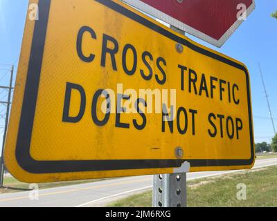 Augusta, GA USA - 04 02 22: Straßenverkehrszeichen der Kreuzverkehr hört nicht aus nächster Nähe auf Stockfoto