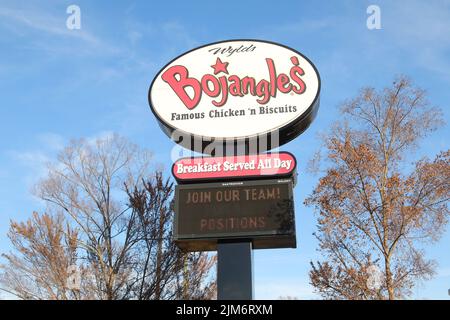 Augusta, GA USA - 12 04 21: Bojangles Fast-Food-Restaurant Straßenschild Stockfoto