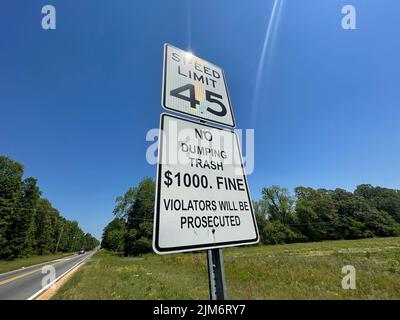 Augusta, GA USA - 04 02 22: Straßenverkehrszeichen Tempolimit 45 kein Müllabfuhr Seitenansicht Stockfoto