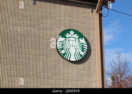 Augusta, GA USA - 12 04 21: Starbucks Building Logo aus nächster Nähe Stockfoto
