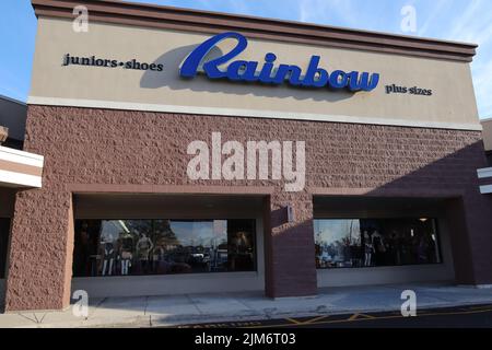 Augusta, GA USA - 12 04 21: Rainbow-Einzelhandelsgeschäft in einem Einkaufszentrum Stockfoto